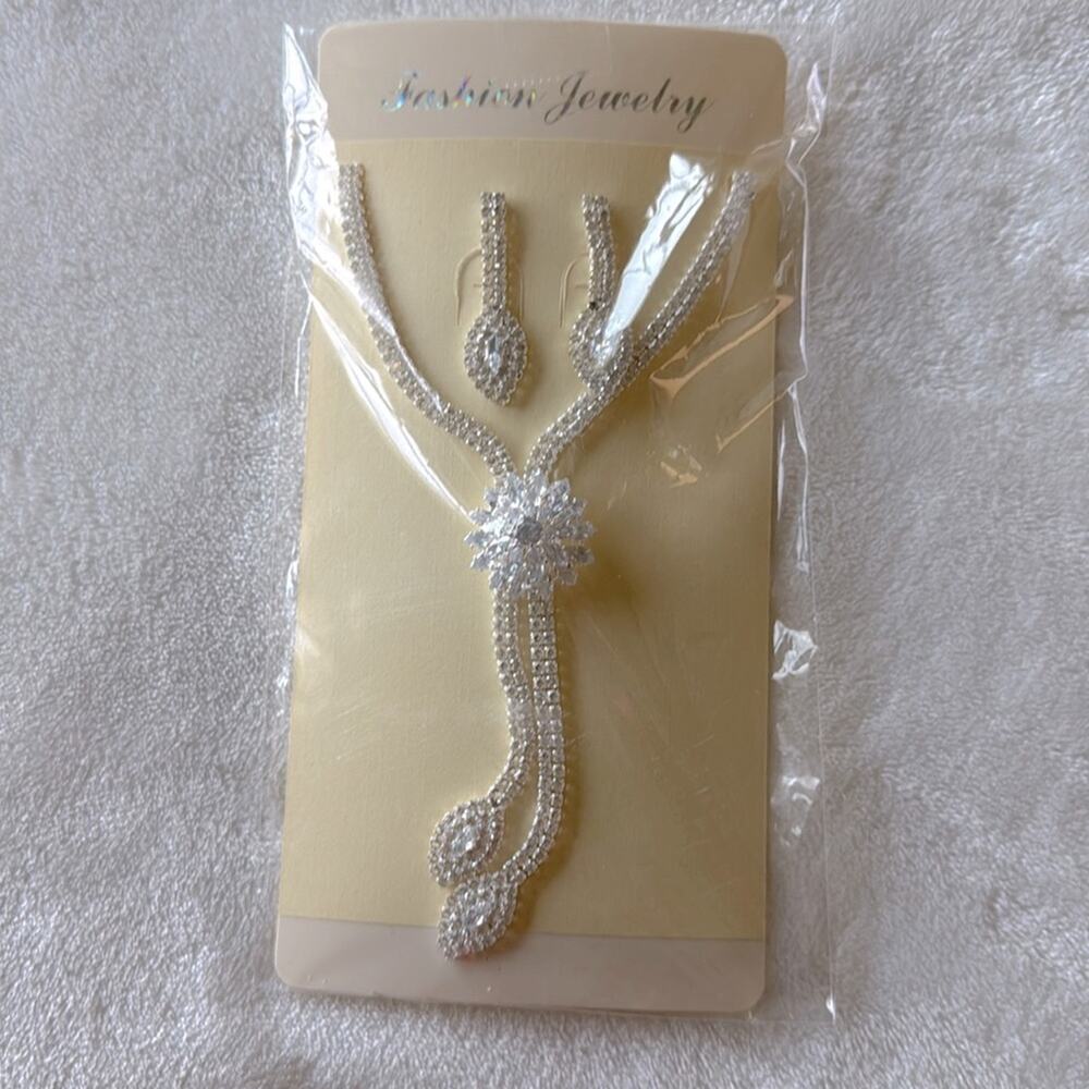 Fashion jewelry flower shiny silver necklace and earrings set